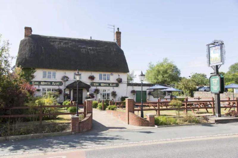 The White Hart, Wroughton Panzió Swindon Kültér fotó