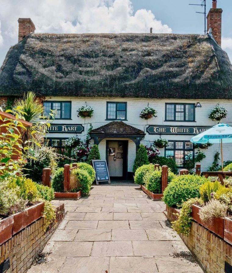 The White Hart, Wroughton Panzió Swindon Kültér fotó